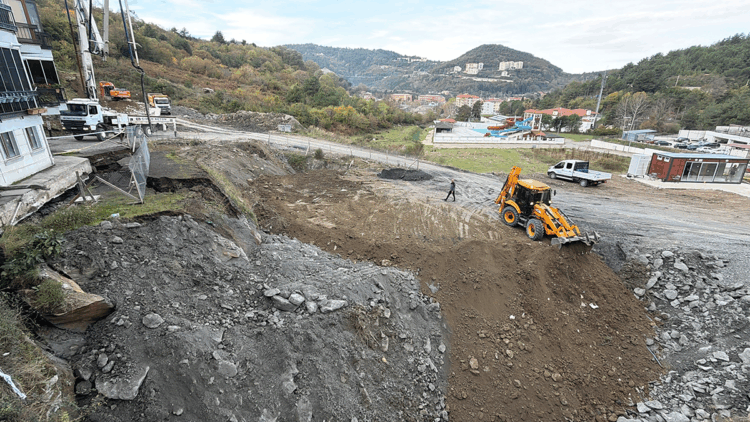 70 kişi tahliye edilmişti; çöken alan toprakla dolduruluyor
