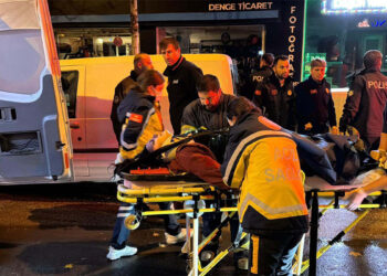 8'inci katın balkonundan yan binanın tentesine düşüp yaralandı