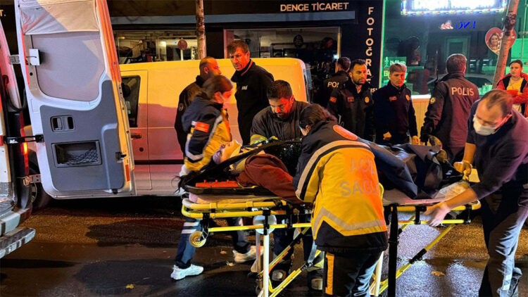 8'inci katın balkonundan yan binanın tentesine düşüp yaralandı