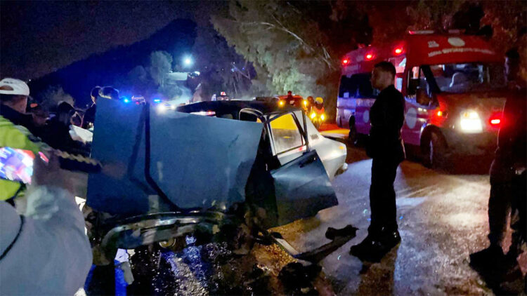Adana'da iki otomobil kafa kafaya çarpıştı: 7 yaralı