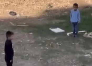 AFAD'ın siren testi sırasında çocuklar esas duruşa geçti