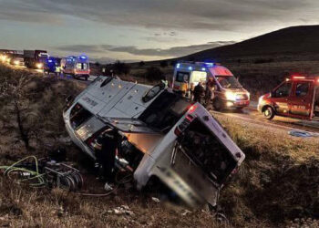 Afyonkarahisar'da yolcu otobüsü devrildi: 2 ölü, 21 yaralı