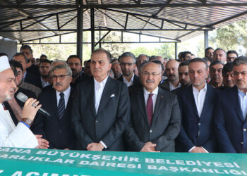 Ömer Çelik dayısının cenazesine katıldı