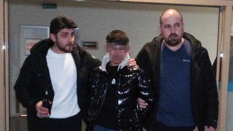 Alacak meselesi nedeniyle tartıştığı 2 kişiyi bıçaklayıp teslim oldu