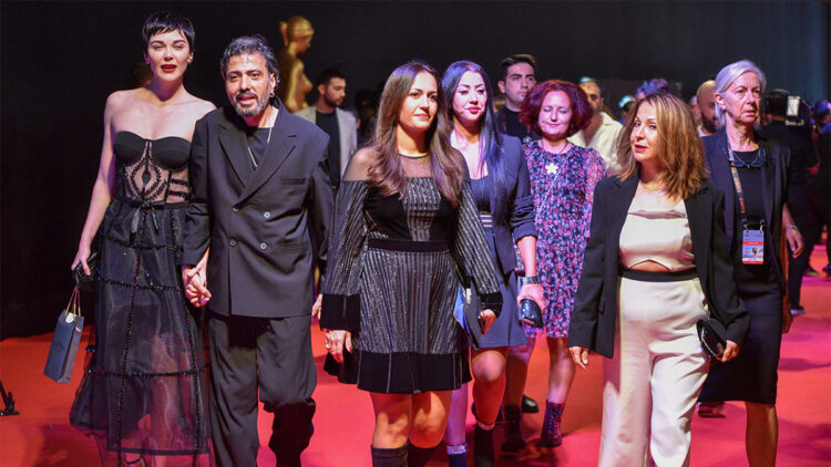 Altın Portakal'da kırmızı halıda şıklık yarışı yaşandı