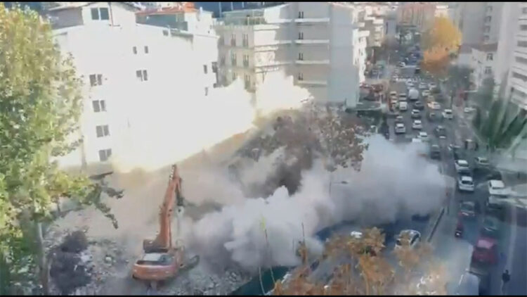 Ankara'da yıkım sırasında bina çöktü