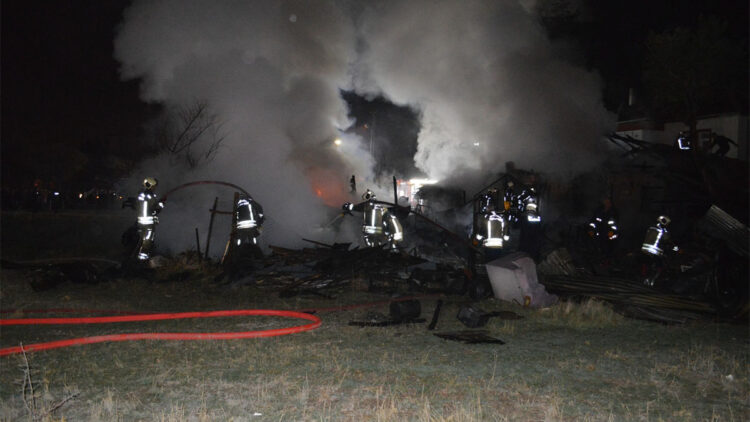 Zihinsel engelli 3 kardeşin yaşadığı ev küle döndü