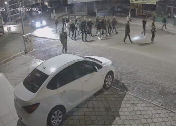 Antalya İl Emniyet Müdürü Sabit Akın Zaimoğlu'nun üzerine aracını sürdü