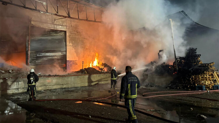 Antalya'da meyve-sebze paketleme fabrikasında yangın