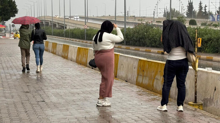 Antalya'da ceviz büyüklüğünde dolu yağdı