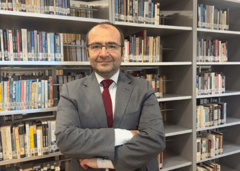 Adaletin terazisini insanlar tutmalı