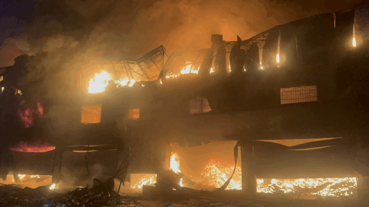 Adana'da 3 katlı hırdavat dükkanında yangın