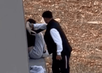 Adana'da tartıştığı kadını çantayla darbetti; o anlar kamerada