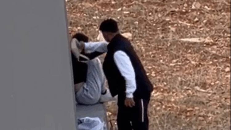 Adana'da tartıştığı kadını çantayla darbetti; o anlar kamerada