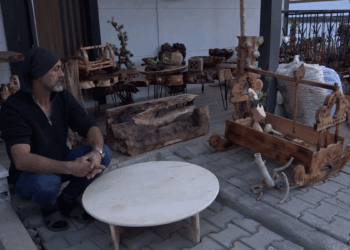 Ağaç parçalarını eşyaya dönüştürüyor; hayali müze kurmak