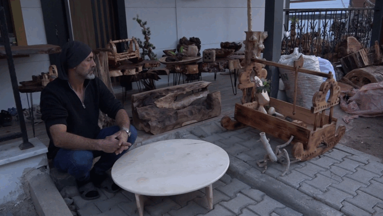 Ağaç parçalarını eşyaya dönüştürüyor; hayali müze kurmak