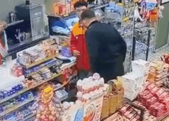 Akaryakıt istasyonu çalışanına kafa atıp, yumrukladı; o anlar kamerada