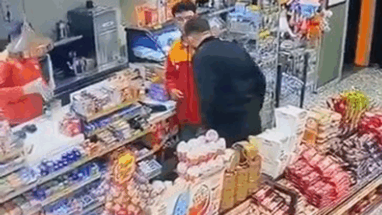 Akaryakıt istasyonu çalışanına kafa atıp, yumrukladı; o anlar kamerada