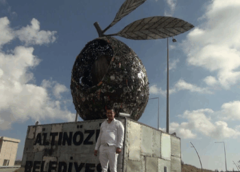 Altınözü'ne 5 ton ağırlığında 'zeytin tanesi' heykeli yaptı