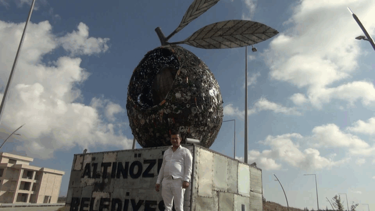 Altınözü'ne 5 ton ağırlığında 'zeytin tanesi' heykeli yaptı