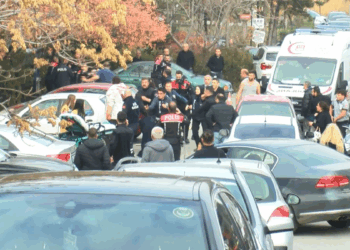 Ankara'da adliye önünde bıçaklı kavga; 5 yaralı