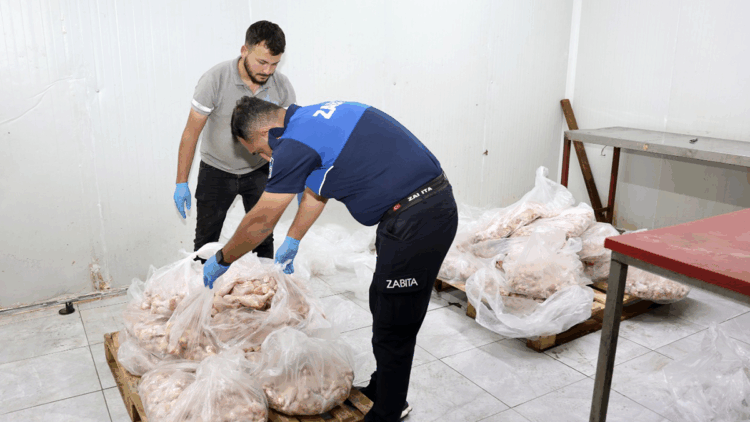 Antalya'da son kullanma tarihi geçmiş 25 ton tavuk ürünü imha edildi