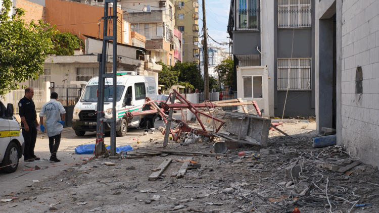 Asansörlü iskele metrelerce yükseklikten düştü: 1 ölü, 1 ağır yaralı