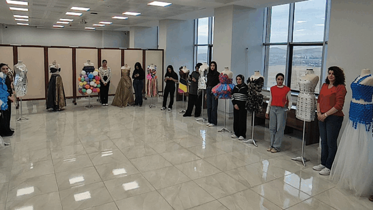 Atık materyallerden giysi tasarladılar