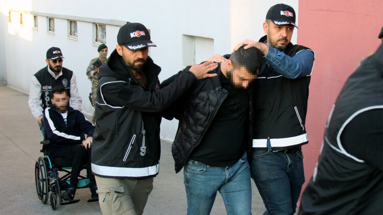 Bayğaralar suç örgütü üyesi 3 şüpheli kaçarken yakalandı