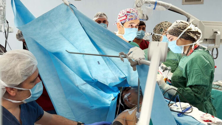 Uyanık beyin ameliyatı ile hastanın beynindeki kitle alındı