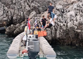 Bodrum'da bot kayalıklara çarptı: 4 yaralı