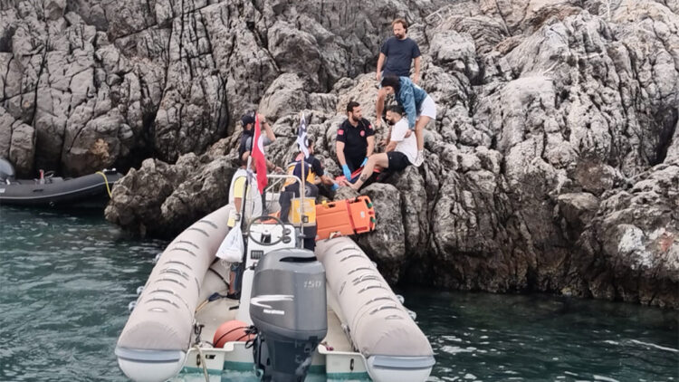 Bodrum'da bot kayalıklara çarptı: 4 yaralı