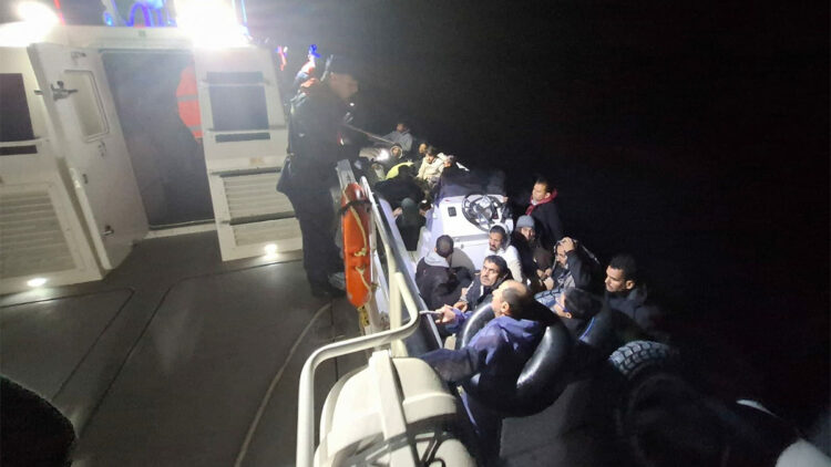 Denizde sürüklenen lastik bottaki 5'i çocuk 26 kaçak göçmen kurtarıldı