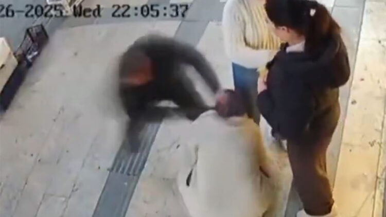 Boşanma aşamasındaki eşi tarafından bıçaklandı; saldırı kamerada