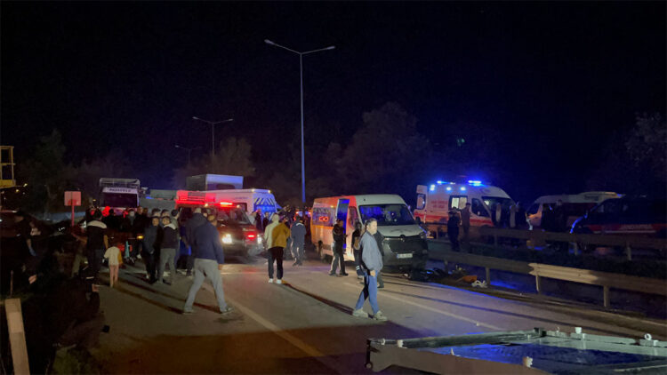 Bursa-Yalova yolunda 5 aracın karıştığı zincirleme kaza: 1 ölü, 13 yaralı