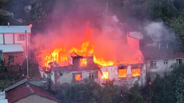 Bursa'da 2 katlı evde çıkan yangın 3 eve daha sıçradı