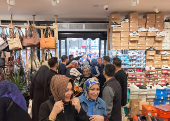 Bursa'da giyim mağazası açılışında izdiham