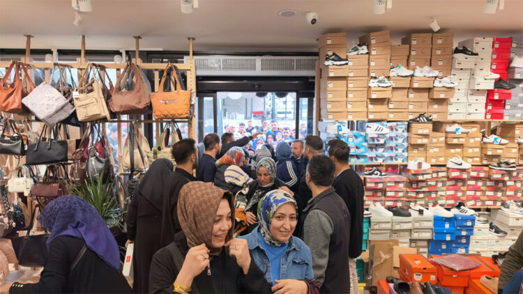 Bursa'da giyim mağazası açılışında izdiham