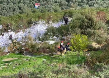 Bursa'da kağıt yüklü TIR, uçuruma yuvarlandı: 2 ölü
