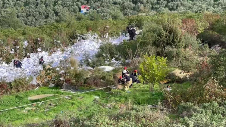 Bursa'da kağıt yüklü TIR, uçuruma yuvarlandı: 2 ölü