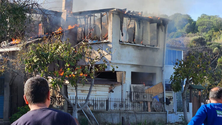 Bursa'da 2 katlı binada çıkan yangın 3 eve daha sıçradı; 1 ölü