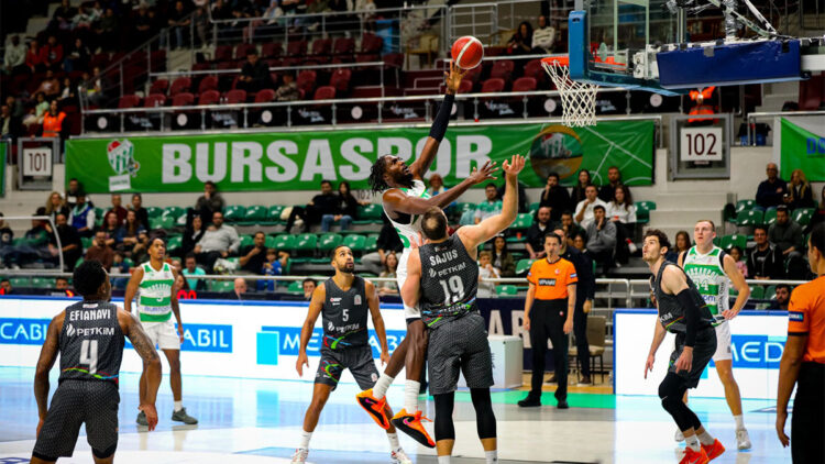 Bursaspor Basketbol Aliağa Petkimspor'u 76-74 mağlup etti