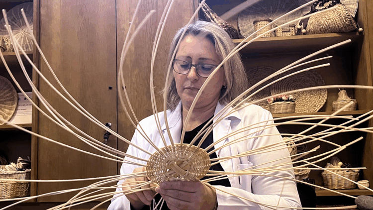 Babaannesinden gördüğü sepet örücülüğünde kültürel miras taşıyıcısı oldu