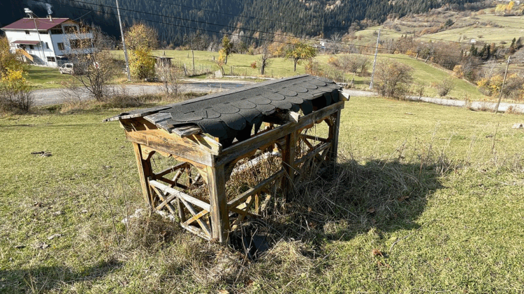 Babası için yaptığı çardak görünümlü mezarın aynısından vasiyet etti