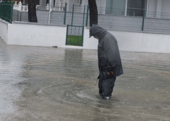 Balıkesir'de kuvvetli sağanak; yollar göle döndü, evler su bastı