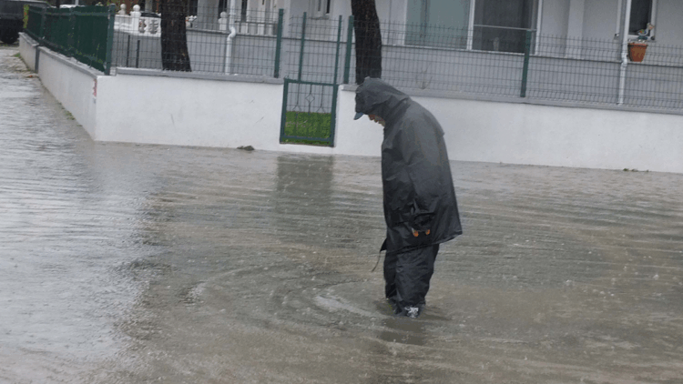 Balıkesir'de kuvvetli sağanak; yollar göle döndü, evler su bastı