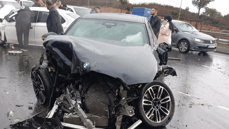 Başakşehir'de karşı şeride geçen otomobil kaza yaptı: 2 ölü 2 yaralı