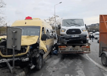 Başakşehir'de yolcu minibüsünün karıştığı zincirleme kaza: 12 yaralı