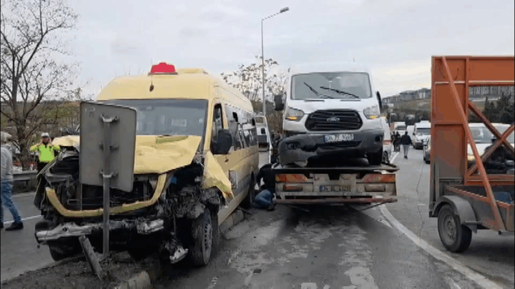 Başakşehir'de yolcu minibüsünün karıştığı zincirleme kaza: 12 yaralı