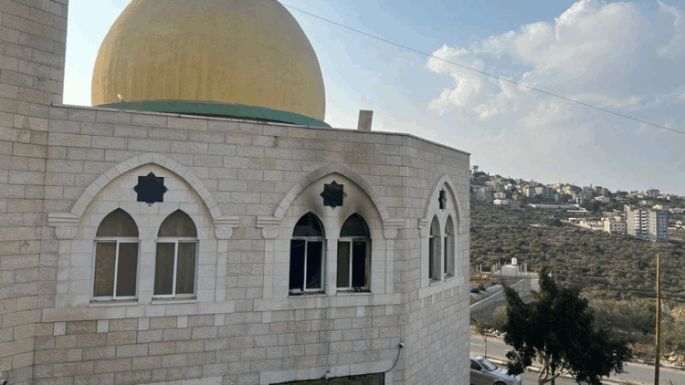 Batı Şeria'da cami kundaklandı